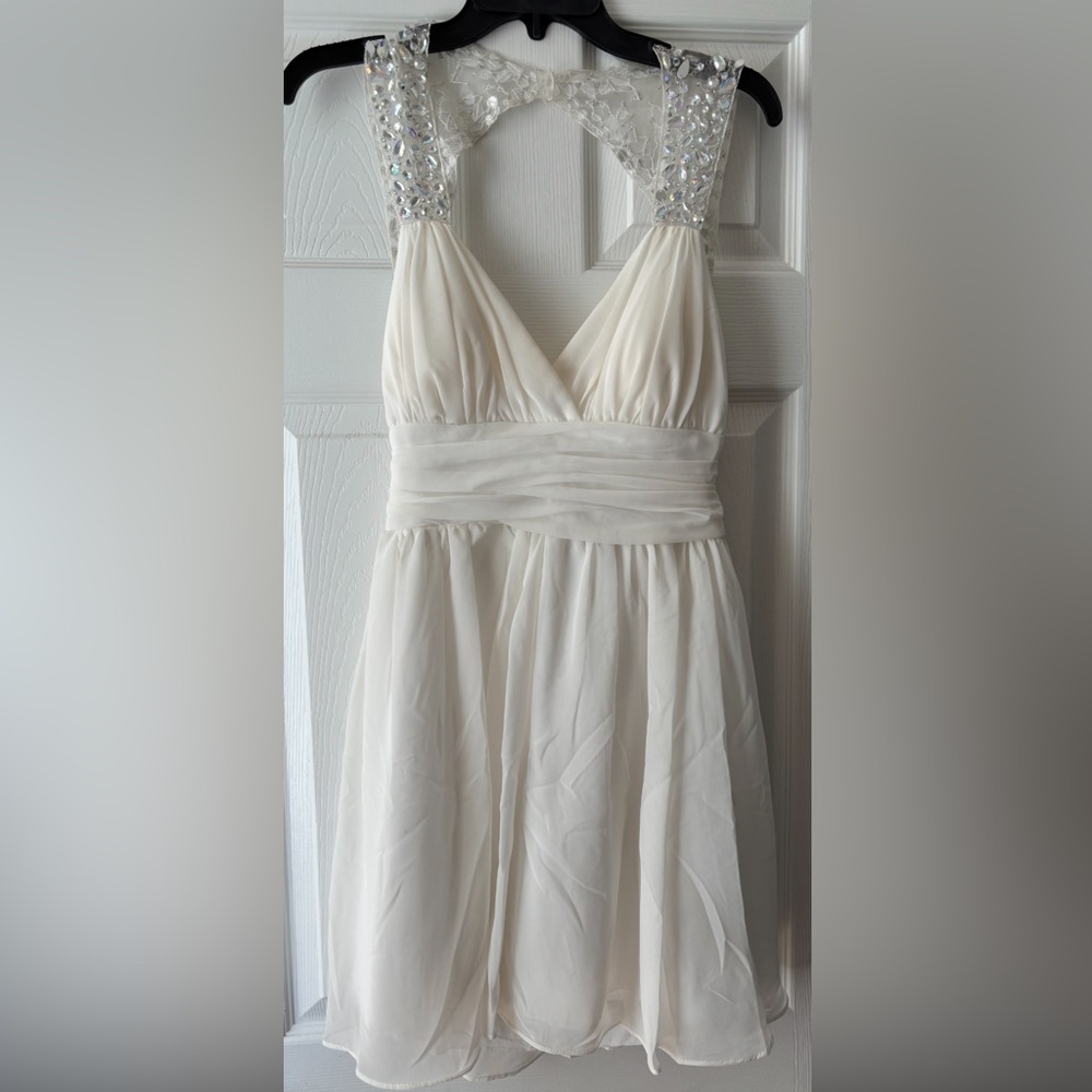 Elegant White Sleeveless Dress